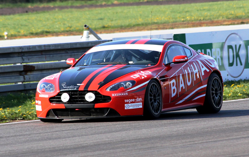 Kim Holmgaard er en af kørerne i denne Aston Martin Vantage.